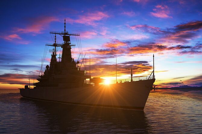 日没の背景にアメリカの近代的な軍艦。3D イラストレーション。