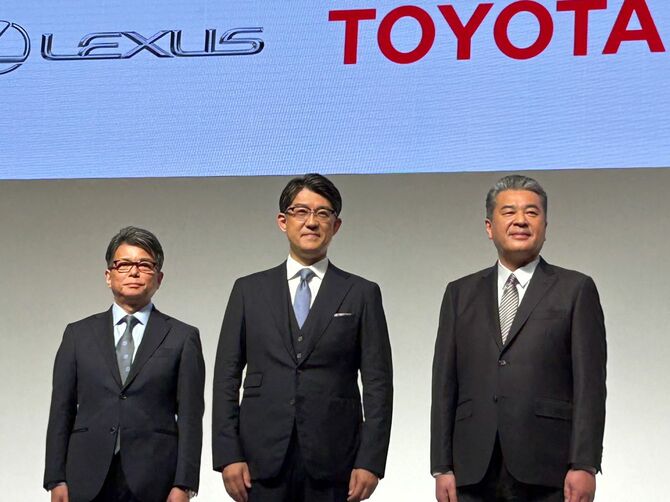 （左から）トヨタ自動車の宮崎洋一副社長、佐藤恒治社長、中嶋裕樹副社長。同社は4月7日に会見を開き、今後の経営方針を説明した