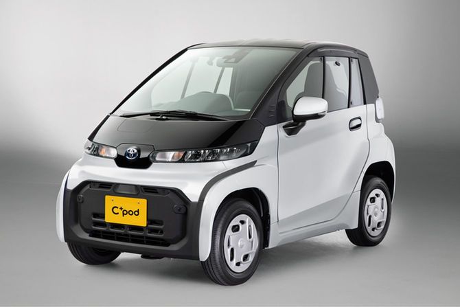 トヨタ自動車の2人乗り超小型EV「C＋pod（シーポッド）」。価格はXグレードが165万円。