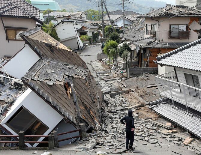 地震で半倒壊した熊本県益城町の町並み＝2016年4月16日、熊本県益城町