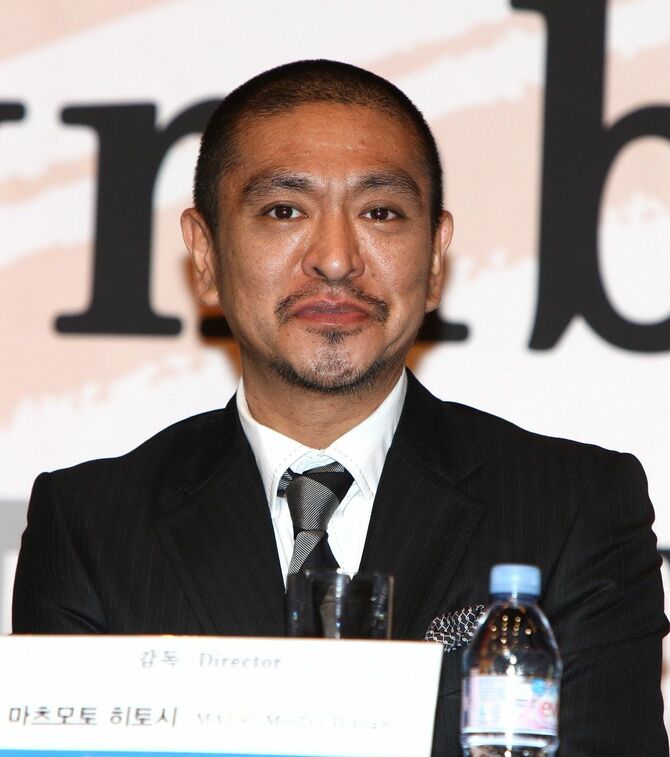 2009年10月9日、韓国・釜山で開催された第14回釜山国際映画祭（PIFF）期間中、映画『シンボル』の記者会見に出席した日本人監督／俳優の松本人志。