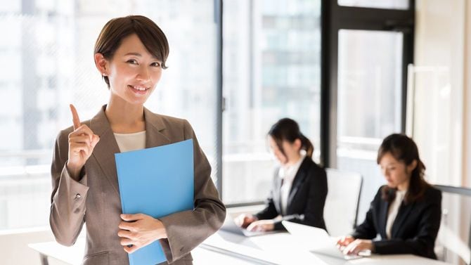 オフィスで働くビジネスウーマン