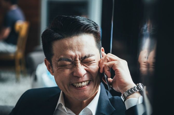 電話で興奮したビジネスマン