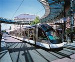 フランス・ストラスブール市内を走るLRT(トラム)。(PANA=写真)