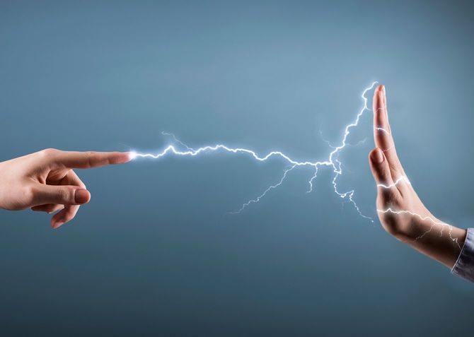 指先から電気を出して攻撃する手と守る手