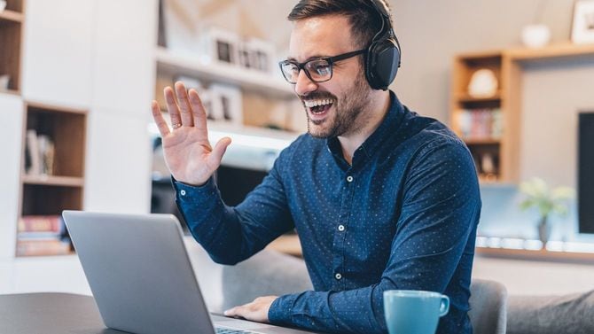 自宅からビデオ会議に出席する男性