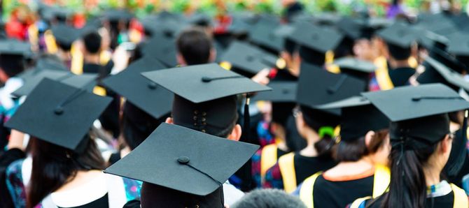 卒業式での卒業帽の後ろ姿