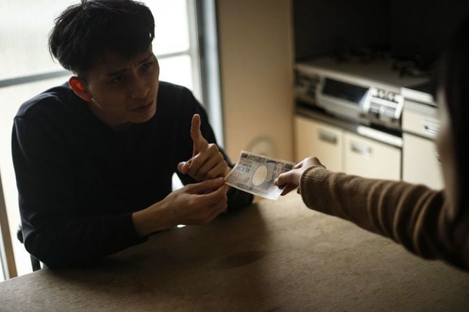 小遣いを嘆願する夫