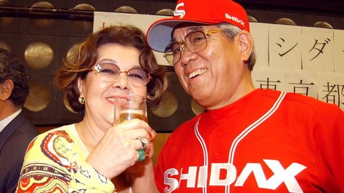 <シダックス祝勝会>祝勝会で野村沙知代夫人(左)と笑顔で乾杯するシダックス・野村克也監督=2003年06月24日、日本青年館