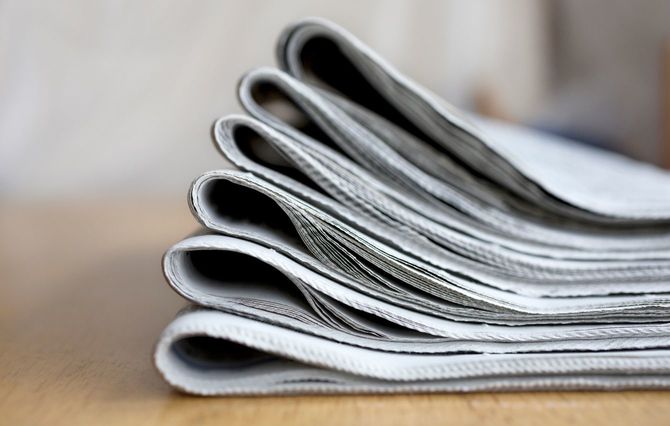 重ねて置かれた複数の新聞