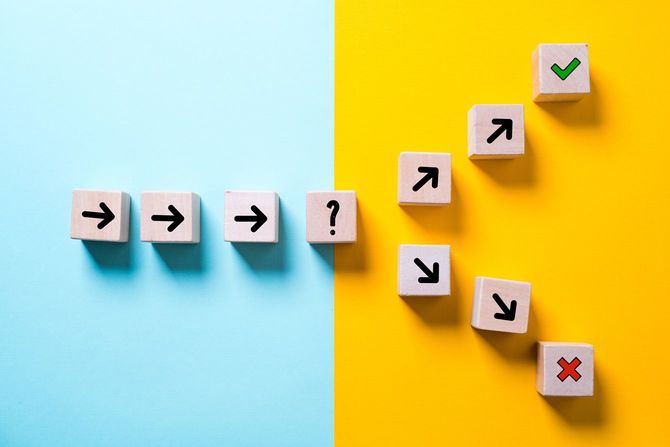 2つの分かれ道を示すイメージ