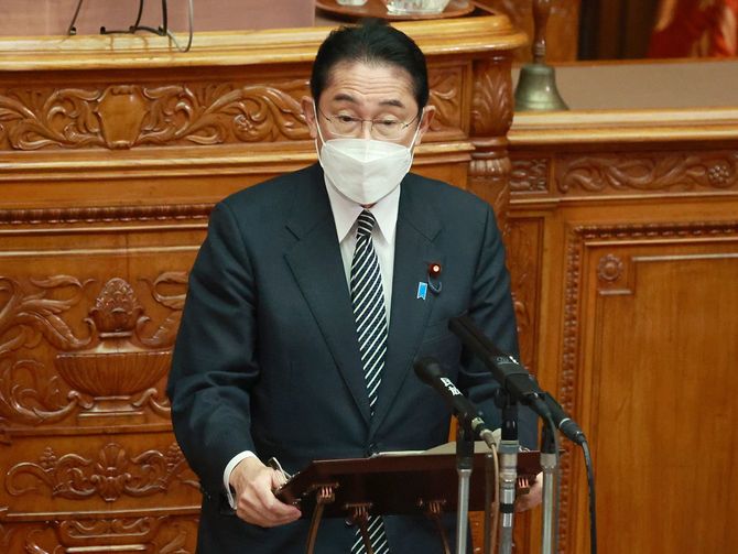 参院本会議で答弁する岸田文雄首相＝2022年12月8日、国会内