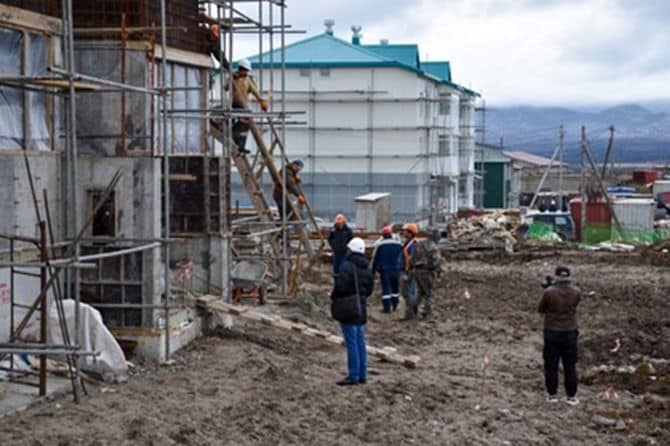 国後島の中心地、古釜布で進む集合住宅の建設工事