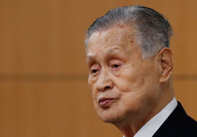 女性理事を巡る発言について記者会見する森会長