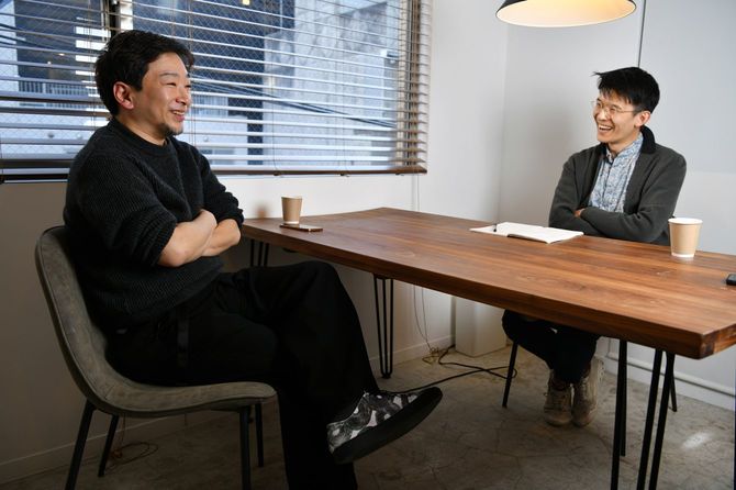 「マザーハウス」副代表の山崎大祐さんと歴史学者の山本浩司さんとの対談の様子