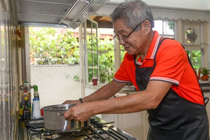 自炊するシニア男性