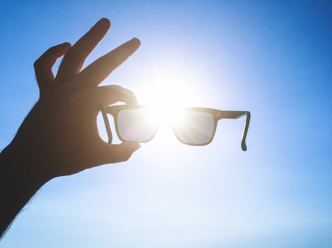サングラスと夏の太陽の光