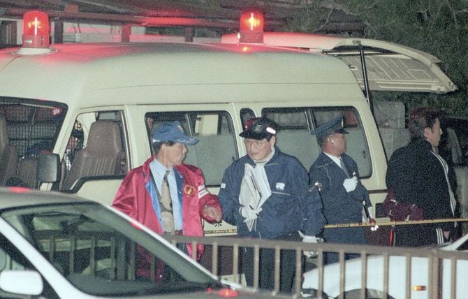 現場周辺調べる捜査員 99年の主婦殺害容疑者逮捕