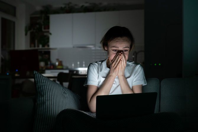 パソコンのモニターを見て不安になる女性