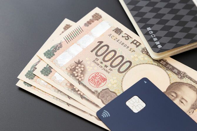 通帳と1万円札とクレジットカード