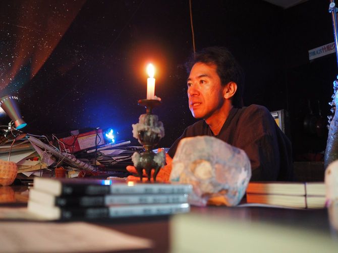 怪談ライブで知り合った大学教授と出会い、商店街の盛り上げ役を買って出た