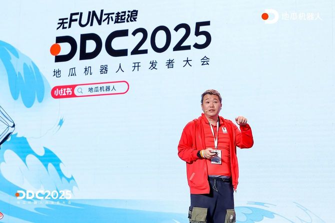 中国のロボット開発者大会のステージに登壇する高須正和さん