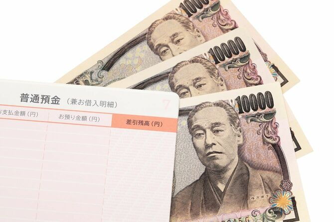 預金通帳と1万円札
