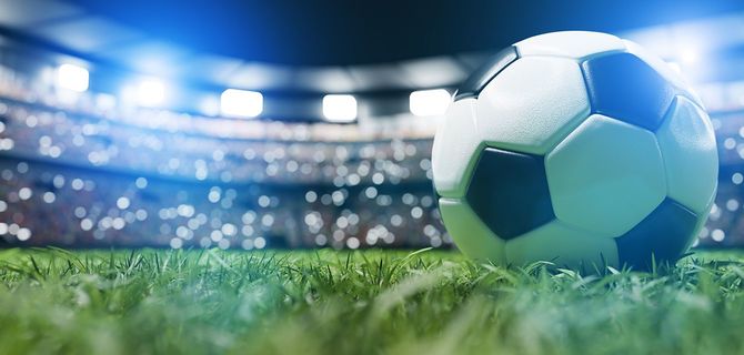 スタジアムの芝生の上のサッカーボール