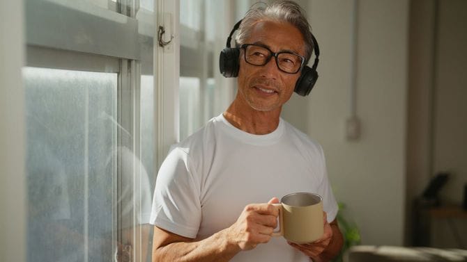 音楽とコーヒーでマインドフルな時間を過ごす中年男性