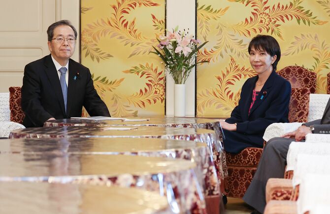 党首会談に臨む自民党の高市早苗総裁(右)と公明党の斉藤鉄夫代表