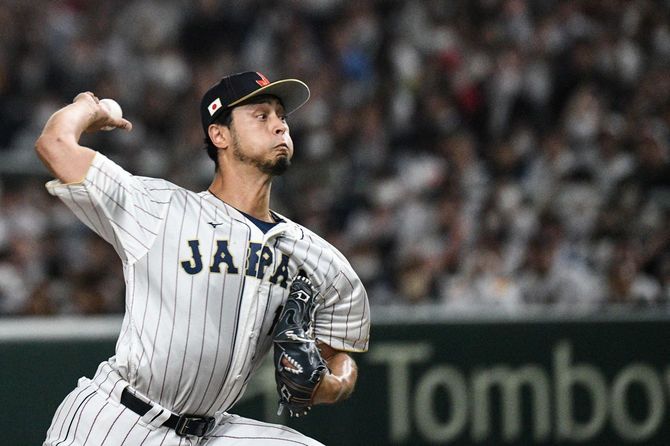 東京ドームで行われたワールド・ベースボール・クラシック(WBC)準々決勝、日本対イタリアの試合で投球する日本のダルビッシュ有投手