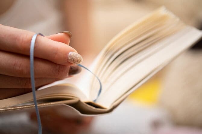 本を読む女性の手