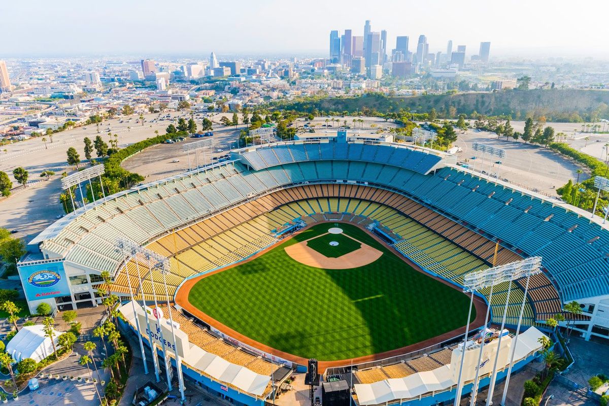 ドジャースタジアム、ロサンゼルスの街並みのパノラマに広がる空から見た景観