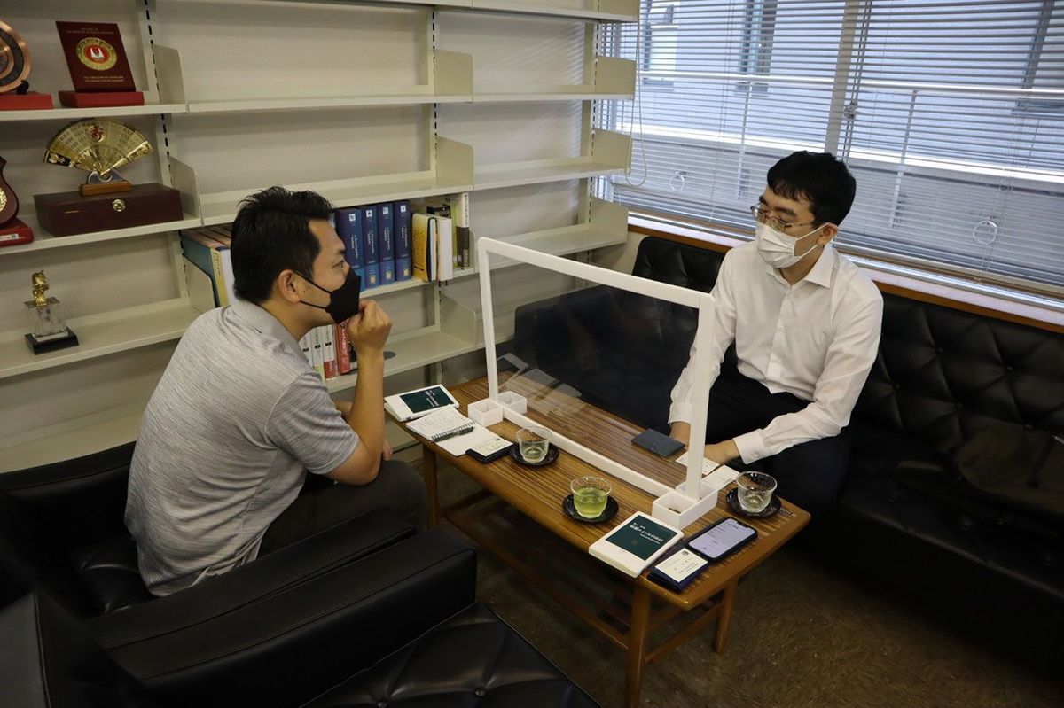 法政大学の研究室にてインタビューに応じる熊倉潤氏