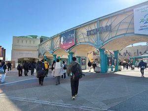 右側にイクスピアリの入り口があり、左奥側にはディズニーリゾートラインの入り口が見える。このあたりは昼前でも人通りが多いが、7割近くが左奥側のリゾートラインのほうに進んでいた
