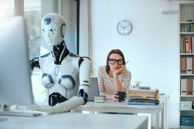 オフィスにいる女性とAIロボット