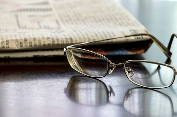 眼鏡と新聞