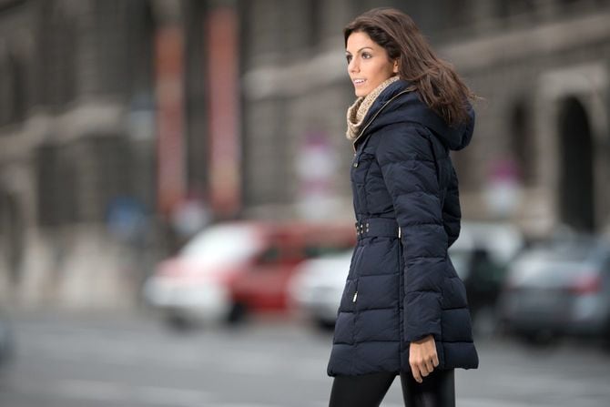 ダウンコートを着ている女性