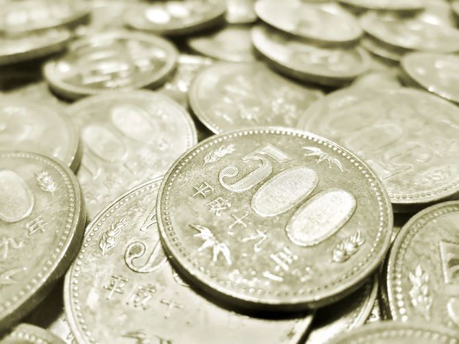 500円硬貨が積み重ねられています。