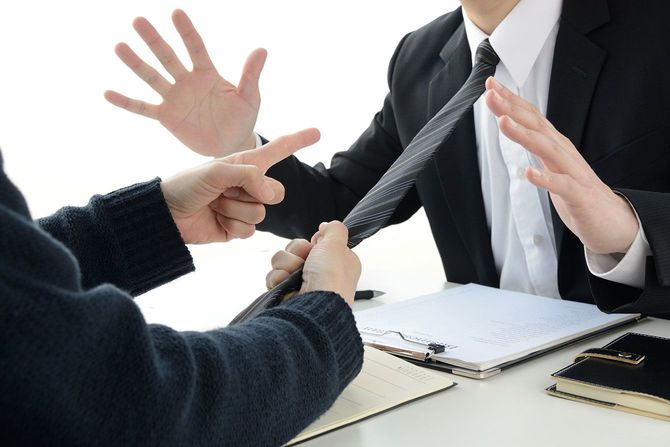 相手のネクタイをつかんで怒る人