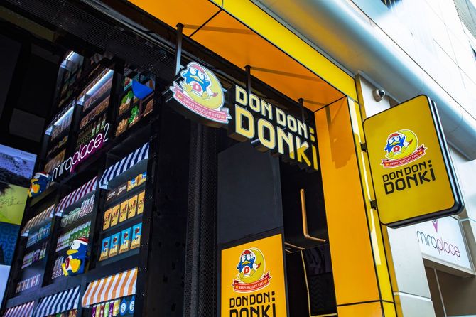 店の入り口と看板