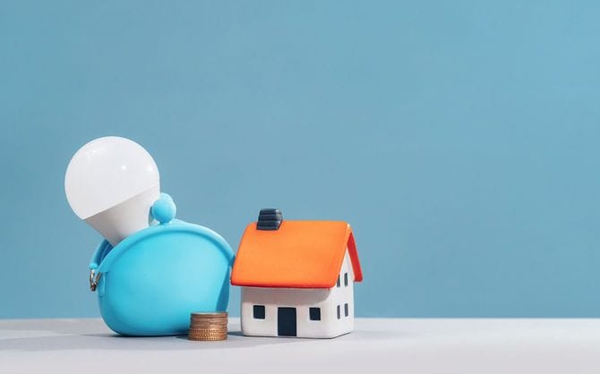 電球、財布、コイン、ミニチュアの家