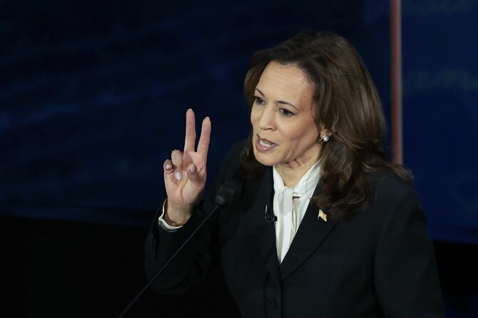 2024年9月10日、米フィラデルフィアで開催された大統領選討論会で話すハリス副大統領