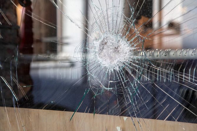 ヒビの入ったガラス