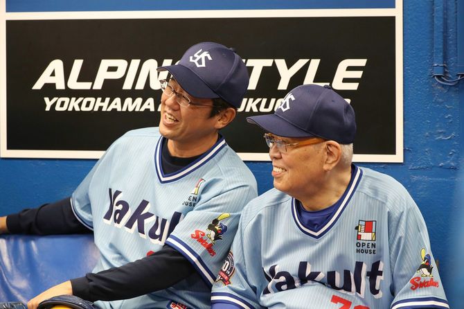 ヤクルトのOB戦のベンチで談笑する元監督の野村克也氏（右）と古田敦也氏＝2019年7月11日、神宮球場