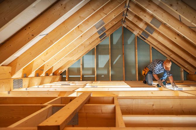 屋根裏で作業をする大工