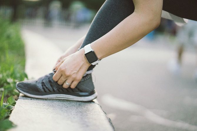 靴ひもを結ぶ人のイメージ