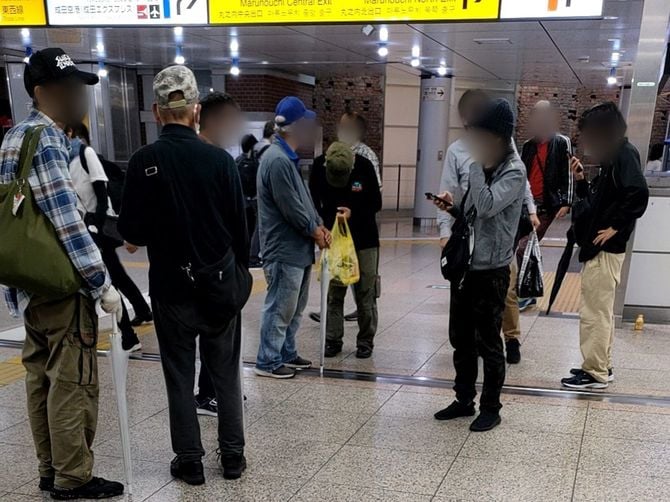 転売ヤーの藤本と一緒にポケモンカードを買い回るホームレスたち