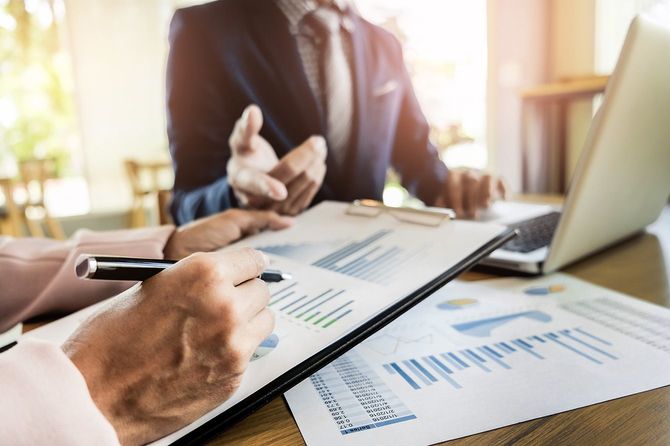 グラフをチェックするビジネスパーソン