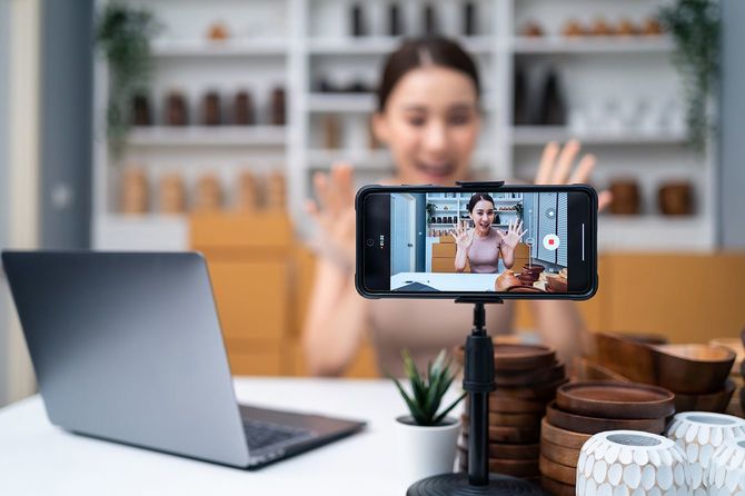 アジアの美しい女性は自宅で花瓶製品オンラインライブストリーミングを販売しています